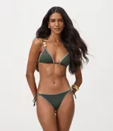 Bombacha de bikini verde militar de microfibra, con lazos laterales ajustables, pespuntes decorativos en contraste y aplique de cuentas de piedra.