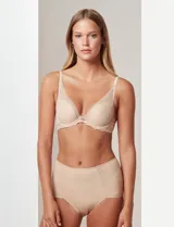 Soutien de micro tul y encaje color naranja, marca Montelle. Bajo busto con aro y copa formada. Breteles fijos, regulables. Abrocha detrás en tres posiciones.