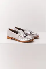 Mocasín de cuero color caramelo, estilo borla, con costura decorativa en el empeine y suela de cuero de bajo perfil.