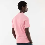Chomba coral con cuello camisero, ribetes blancos en cuello y mangas, y cierre frontal con dos botones. Cuenta con bordado sutil en el pecho.