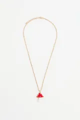 Collar de cadena dorada fina con dije colgante en forma de hongo rojo con puntos blancos.