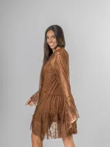 Vestido corto de encaje color marrón chocolate, con mangas largas estilo victoriano y volados en el ruedo. Incluye un vestido interior de algodón.