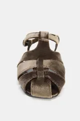 Sandalia plana estilo cangrejera con acabado efecto terciopelo en color marrón. Presenta diseño de tiras cruzadas, cierre mediante hebilla metálica lateral y punta redonda.