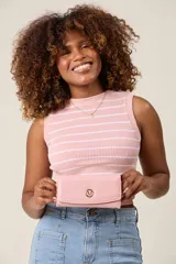 Billetera con textura croco y logo metálico al frente.