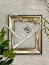 Bralette blanco de encaje con breteles regulables y cierre trasero con gancho.