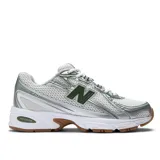Championes New Balance modelo 740, con diseño técnico en malla blanca y superposiciones plateadas con detalles en verde. Cuenta con entresuela blanca con tecnología ABZORB y suela de goma color caramelo.