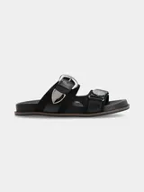 Sandalia de cuero negro con diseño de doble tira ancha, hebillas metálicas grandes y detalles de apliques plateados estilo western.