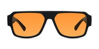 Lentes de sol unisex con montura negra de forma aviador y lentes naranjas.