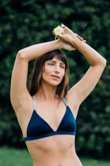 Top de bikini triángulo de terciopelo azul con breteles finos ajustables y espalda cruzada con cuatro tiras.