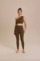 Calza larga color marrón de tejido acanalado, con cintura alta y diseño sin costuras.