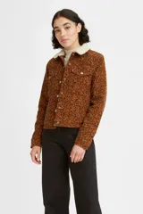 Campera estilo trucker de Levi's con estampado de leopardo, cuello de sherpa y cierre frontal con botones metálicos.