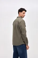 Sobrecamisa de algodón color bordó, con cuello solapa, cierre frontal con botones y dos bolsillos en el pecho con tapa.