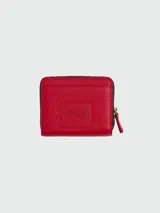 Billetera compacta de cuero color marrón, de diseño plegable con cierre de cremallera perimetral y broche a presión. Interior con múltiples ranuras para tarjetas y compartimento para billetes, con el logo de la marca grabado en bajo relieve.