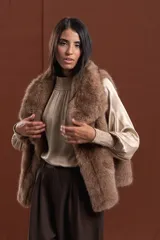 Chaleco de pelo sintético color marrón, con solapas amplias y diseño de corte recto y holgado.