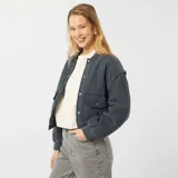 Campera bomber azul petróleo acolchada con cuello redondo, cierre con botones a presión, bolsillos con solapa y puños y cintura elásticos.