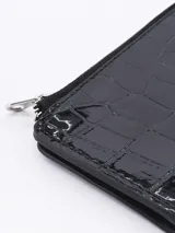 Billetera negra con textura símil cocodrilo y cierre de cremallera.
