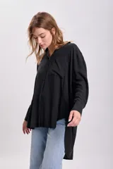 Camisa negra de lyocell con cuello clásico, cierre frontal con botones, manga larga y bolsillo en el pecho.