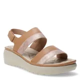 Sandalias de plataforma baja con tiras en color beige y detalles texturizados en tono metalizado rosado. Cuenta con cierre de velcro en la tira trasera y plantilla acolchada.