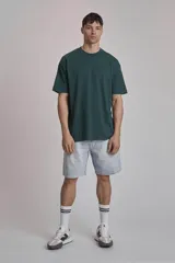 Remera verde oscuro de corte holgado y mangas cortas.