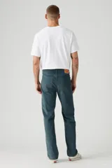 Pantalón de pana azul petróleo de corte recto, con tiro medio y cinco bolsillos.