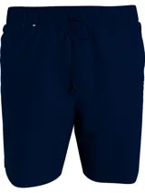 Short de baño azul marino con cintura elástica y cordón ajustable.