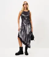 Vestido midi ajustado de tul con estampa abstracta, escote redondo, diseño drapeado y bajo asimétrico con puntas.