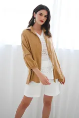 Short largo de lino color blanco, con spandex y pretina elastizada en la parte trasera.