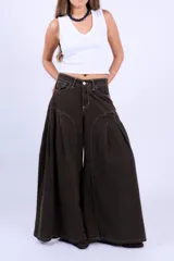 Jean de corte ancho y tiro medio, color marrón chocolate, con costuras a la vista en contraste y diseño de paneles laterales que aportan volumen.