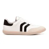 Championes deportivos Via Marte modelo Muse D003, color blanco con detalles en negro y beige.