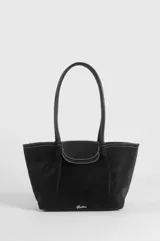 Cartera bandolera de cuero sintético color marrón oscuro, con diseño estructurado, tapa frontal con pespuntes en contraste, doble asa larga para hombro y sutiles pliegues en los laterales.