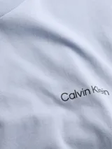 Remera celeste de algodón con cuello redondo y mangas cortas. Presenta el logo de Calvin Klein bordado en el pecho. Corte regular.