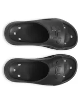 Sandalias tipo chinela Under Armour, confeccionadas en una sola pieza de EVA moldeada de secado rápido. Presentan un diseño ergonómico con orificios de drenaje laterales, plantilla texturizada para mayor tracción y el logo de la marca en relieve sobre la banda superior.