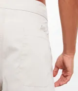 Bermuda de hombre estilo surf, color beige, con cintura fija, cordón contrastante y bolsillo trasero con tirador.