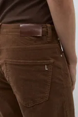 Pantalon de tiro medio y corte wide leg, confeccionado en pana color tostado. Presenta costuras verticales decorativas en el frente y bolsillos laterales.