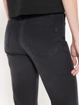 Pantalón de jean negro cropped, de tiro medio y corte acampanado.