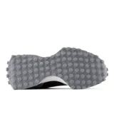 Championes New Balance modelo 327 para mujer, con combinación de colores gris claro, marrón oscuro y logo 'N' en blanco. Presentan una silueta retro-running con suela dentada prominente.