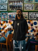 Remera negra de corte oversize con cuello redondo y mangas cortas. Presenta un logo 3D de la AUF en el centro del pecho y un estampado de alta calidad en la espalda.