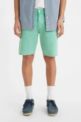 Bermuda de jean color verde agua, de corte recto y largo a la rodilla.