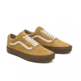 Zapatillas Vans Old Skool color amarillo ocre, con la clásica sidestripe blanca de cuero en los laterales y suela de goma marrón.