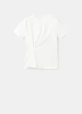 Camiseta blanca de manga corta y cuello redondo, con diseño drapeado en el lateral que genera un efecto cruzado y silueta recta.