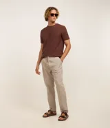 Pantalón masculino relaxed fit confeccionado en oxford de algodón, color beige, con trabillas en la cintura y cordón ajustable con lazo. Cuenta con bolsillos delanteros y traseros.