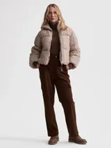 Campera puffer beige con cuello alto acanalado, cierre frontal con cremallera y bolsillos laterales.