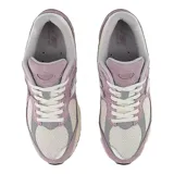 Championes urbanos New Balance modelo U2002Rrb, color lila con detalles en gris y blanco, confeccionados en gamuza y malla, con logo "N" característico en los laterales y entresuela ABZORB.