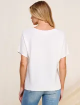 Buzo tejido de punto fino Allie Rose, color blanco, de silueta suelta y relajada con textura acanalada horizontal. Presenta escote redondo amplio, mangas cortas holgadas de corte caído y ruedo recto.