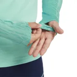 Remera deportiva Nike Dri-FIT Strike color verde agua con cuello alto azul marino y cierre de un cuarto. Logo de Nike estampado en blanco en el pecho.