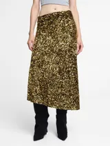 Falda midi dorada cubierta de lentejuelas brillantes con detalle de drapeado.