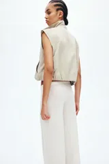 Pantalón de punto color blanco, de corte amplio y relajado, con cintura elástica y cordón ajustable.