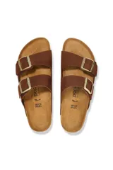 Sandalias Arizona Platform Flex Lenb color marrón con hebillas doradas y plataforma negra.