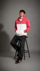 Campera con capucha y cierre frontal, de diseño bicolor con la parte superior en color rosado y la parte inferior en color blanco. Cuenta con bolsillos frontales y un pequeño logo bordado en el pecho.