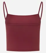 Top cropped de tirantes finos, escote cuadrado y corte ajustado, color rojo oscuro.